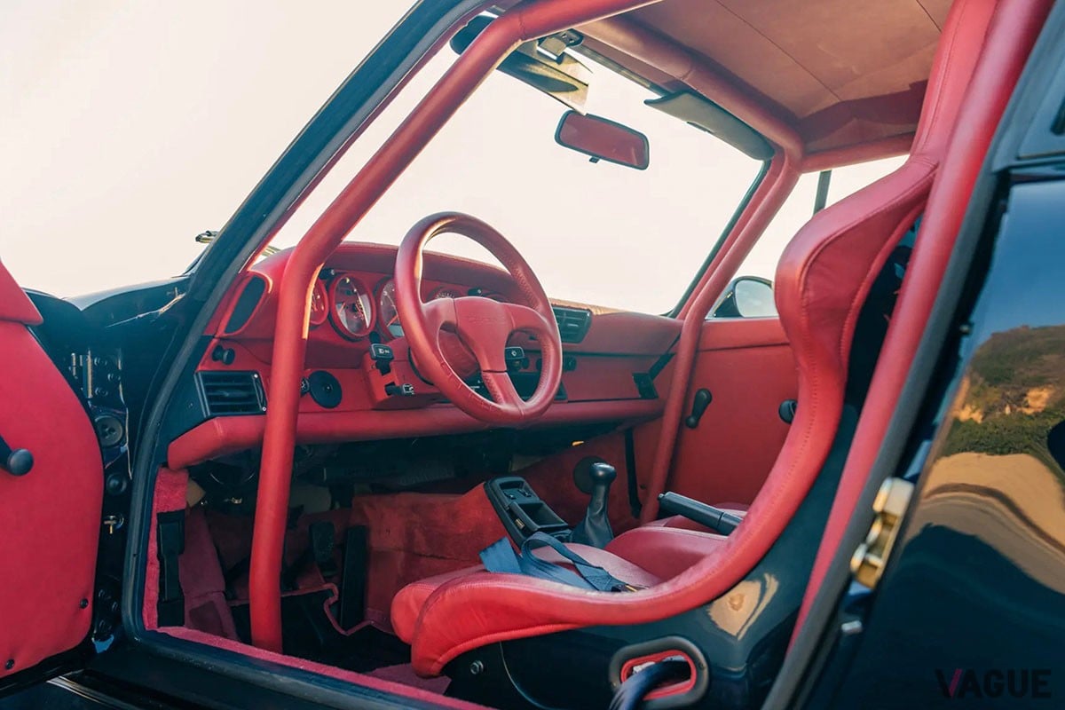 オークションに出品された、走行距離わずか633kmの「911ターボS ライトウェイト」。内装はレッドで統一（C）RMサザビーズ