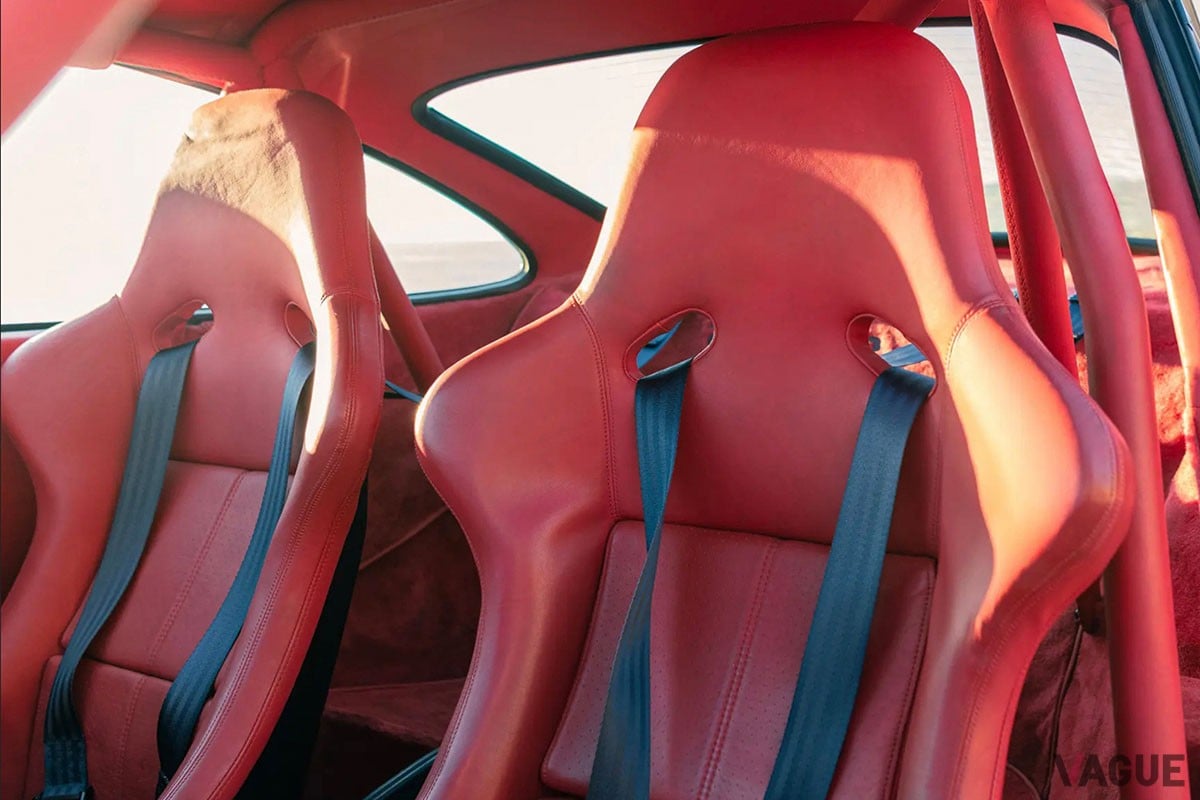 オークションに出品された、走行距離わずか633kmの「911ターボS ライトウェイト」。内装はレッドで統一（C）RMサザビーズ