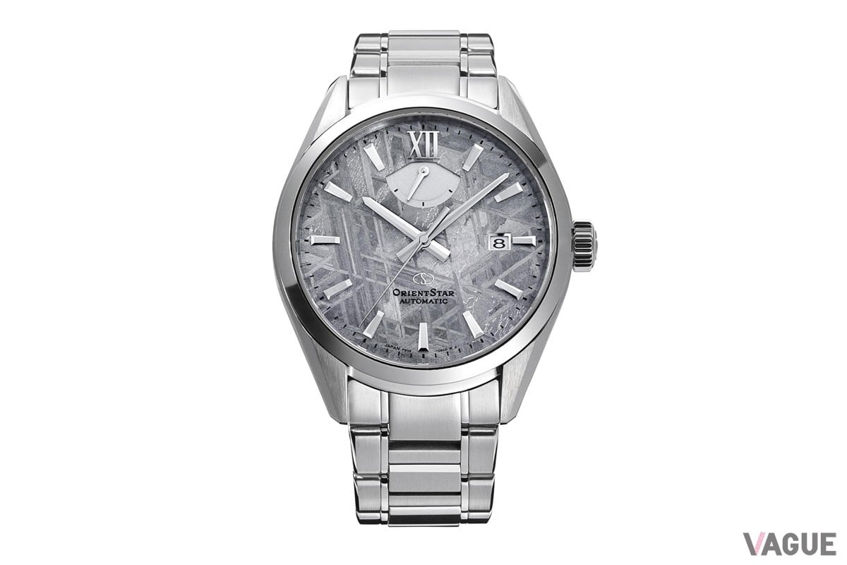 日差＋15秒～－5秒の高精度と60時間のパワーリザーを実現する、自動巻き自社製キャリバーF8N64を搭載