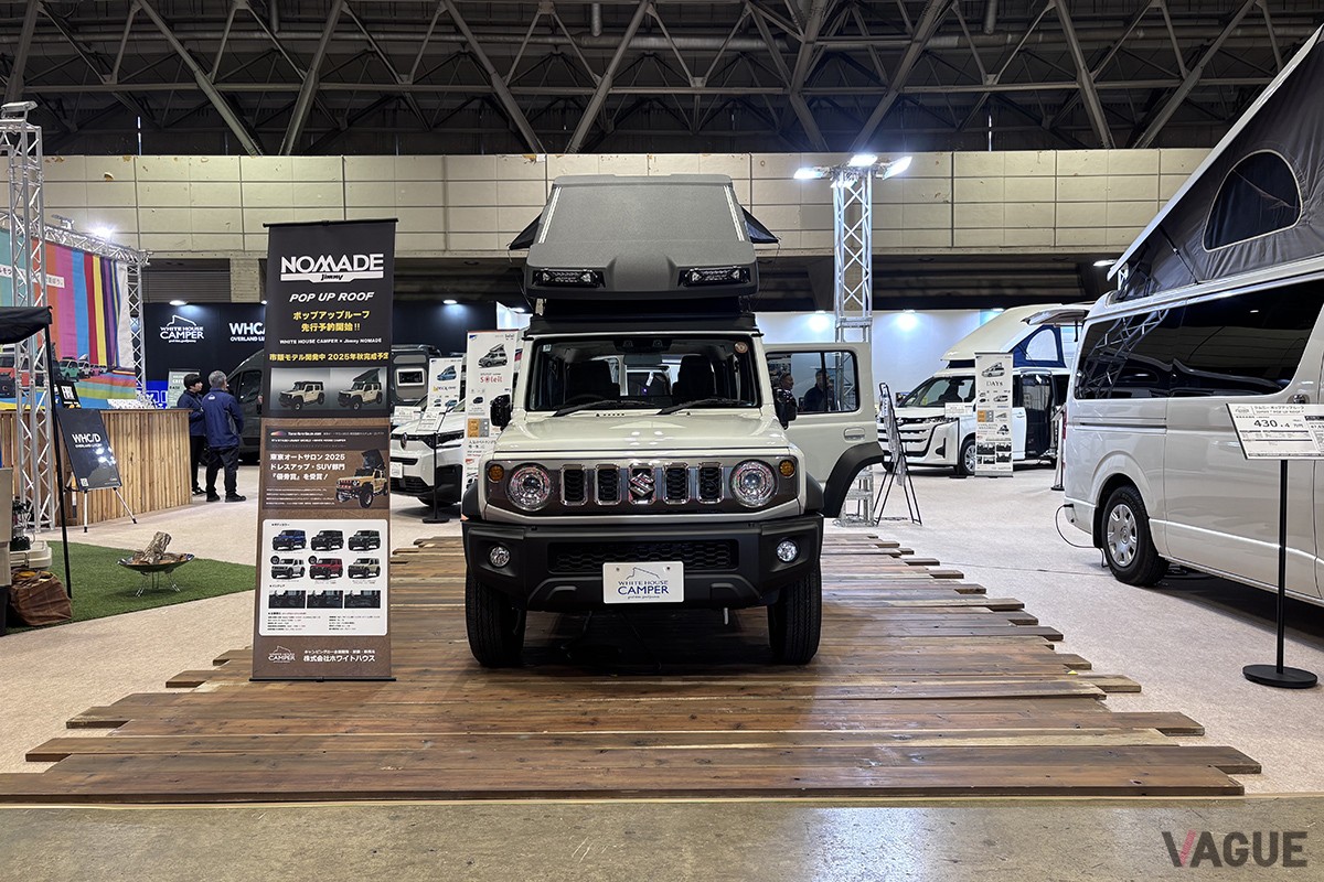 ジャパンキャンピングカーショー2026に展示された「ジムニーノマド＋ポップアップルーフ」