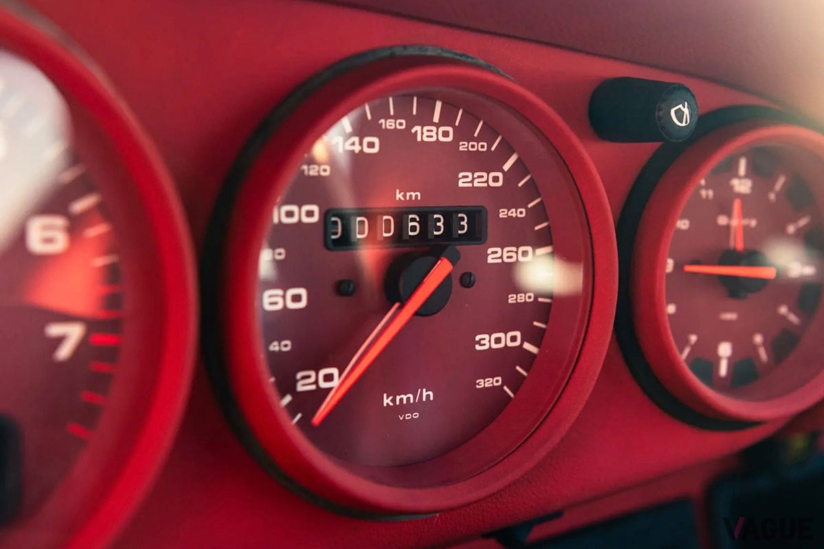 オークションに出品された、走行距離わずか633kmの「911ターボS ライトウェイト」。内装はレッドで統一（C）RMサザビーズ