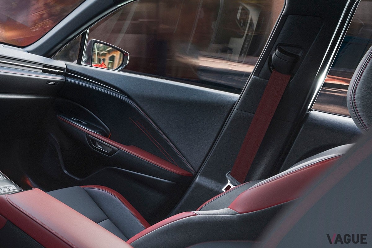 レクサス「LBX」の欧州市場向け特別仕様車「バイブラントエディション」