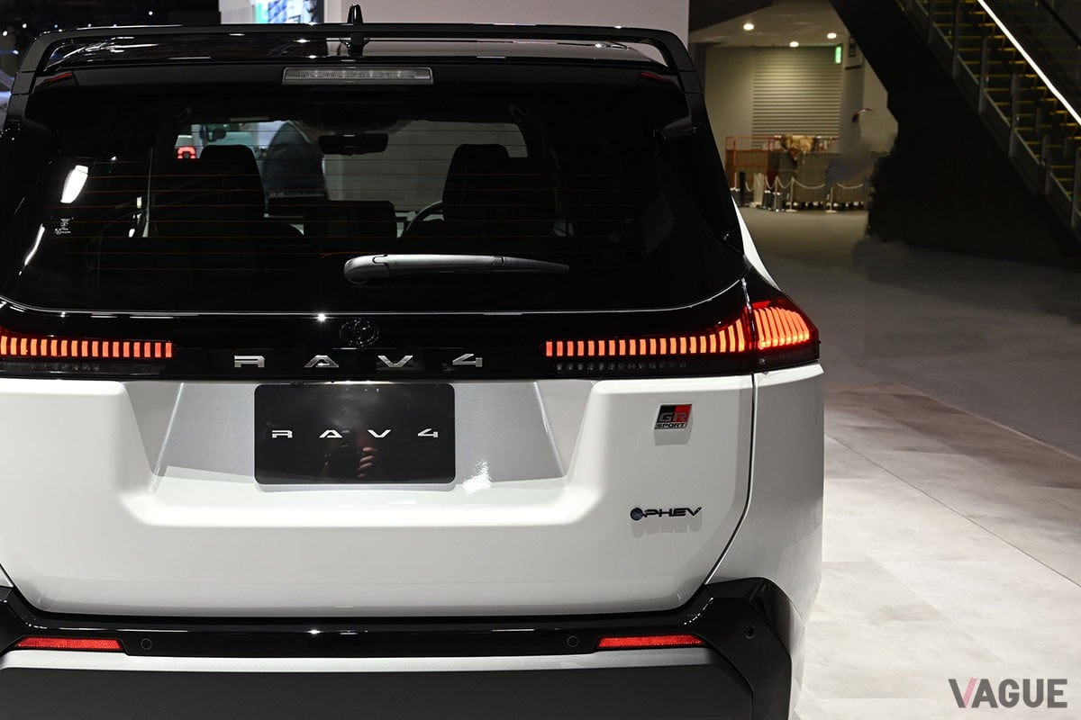 発売直前！ トヨタ「RAV4 GRスポーツ」の荷室は使えるか？ ゴルフバッグ7セット＆サーフボード15枚を積めるスポーティSUVの積載力とは