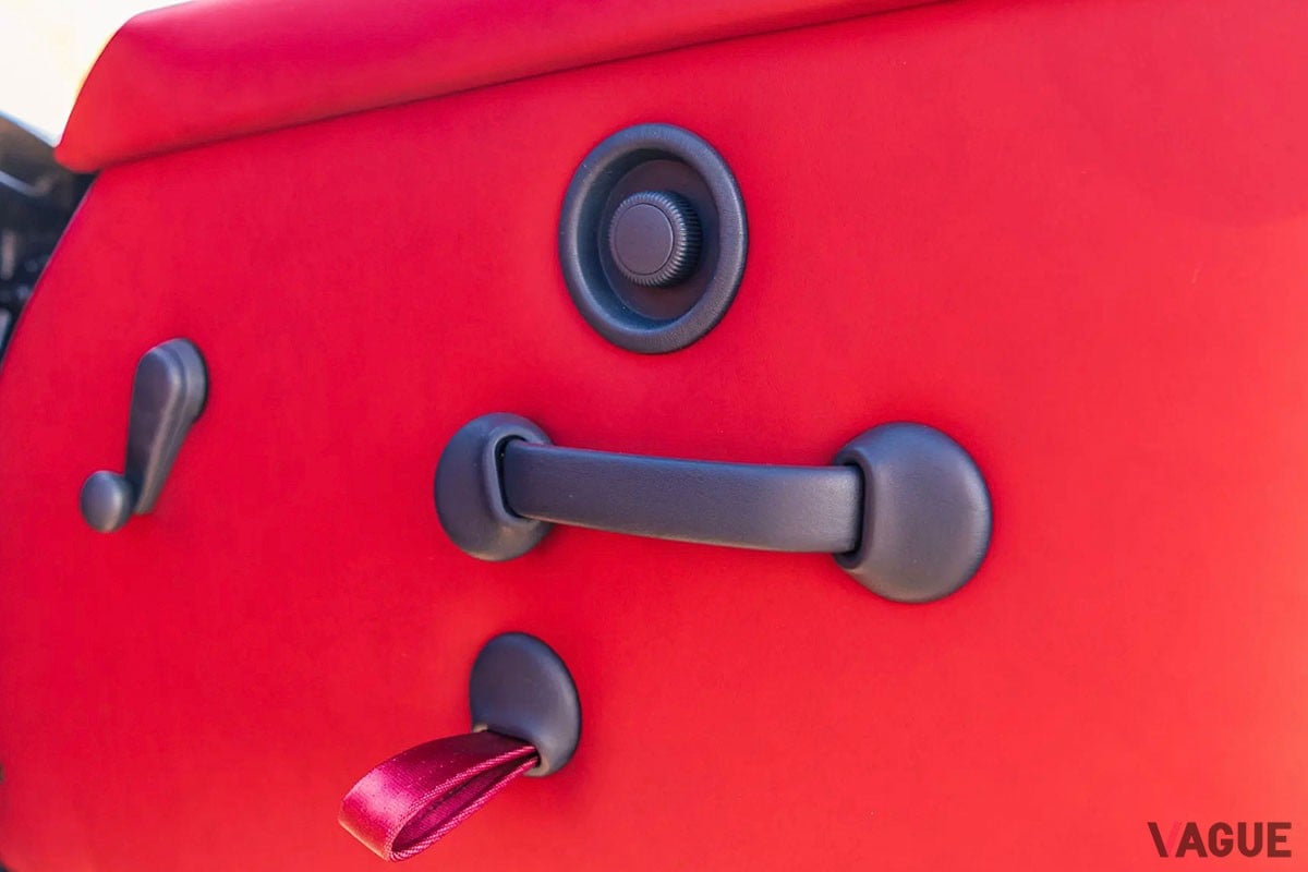 オークションに出品された、走行距離わずか633kmの「911ターボS ライトウェイト」。内装はレッドで統一（C）RMサザビーズ