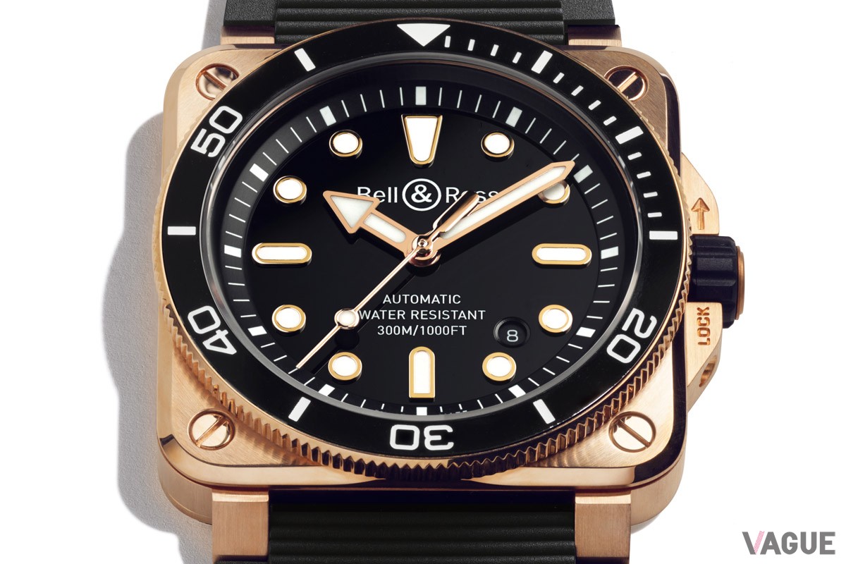 ポリッシュ仕上げとサテン仕上げが施されたブロンズのケース