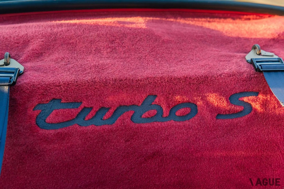 オークションに出品された、走行距離わずか633kmの「911ターボS ライトウェイト」。内装はレッドで統一（C）RMサザビーズ