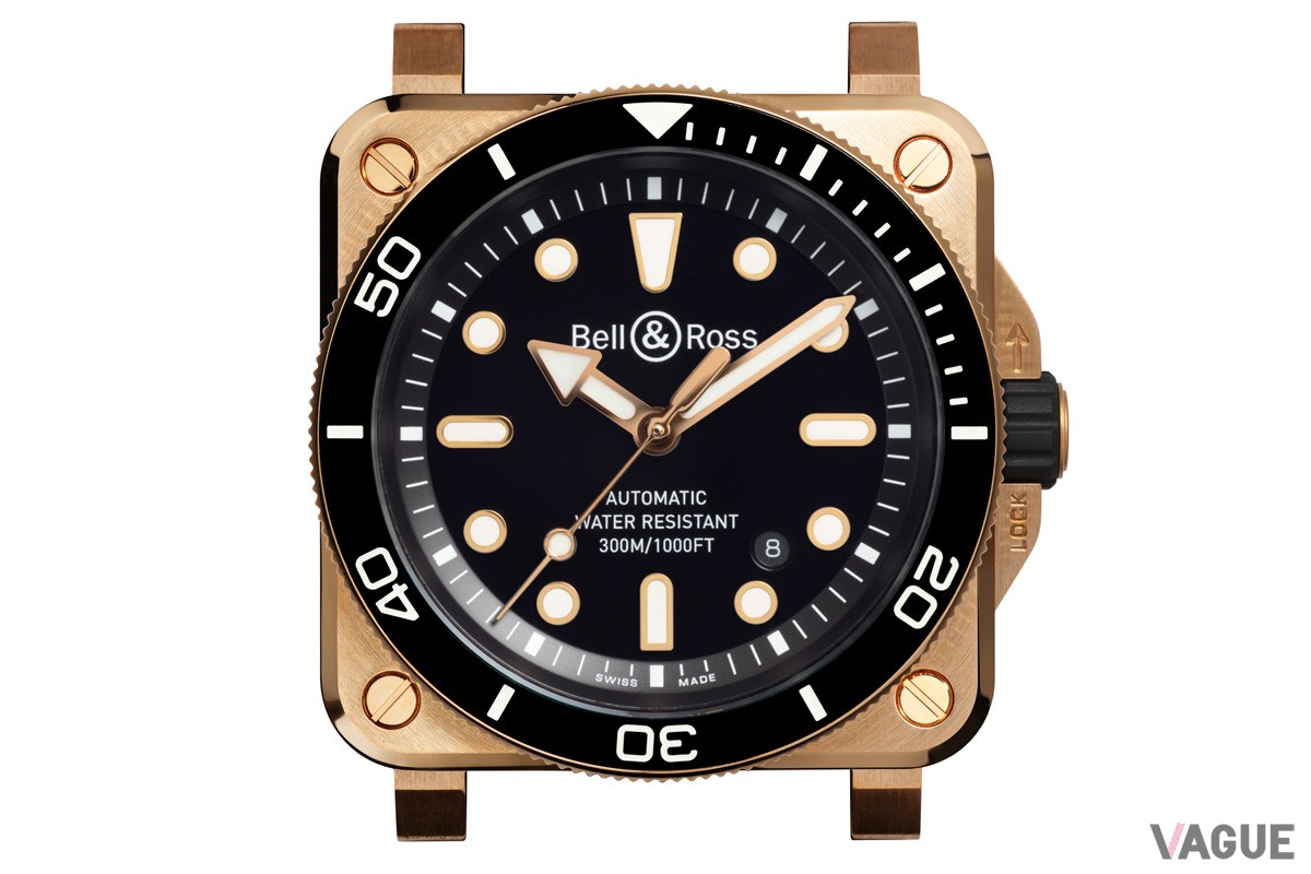 艷やかな輝きのブラックダイヤルに、スーパールミノバを採用した時分針とアプライドインデックス