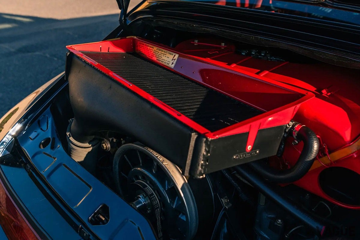 オークションに出品された、走行距離わずか633kmの「911ターボS ライトウェイト」。内装はレッドで統一（C）RMサザビーズ