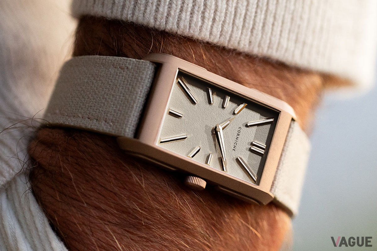 温かみのあるサンドブラスト仕上げのローズゴールドPVDケースを採用した「Visionnaire RoseGold Sand」