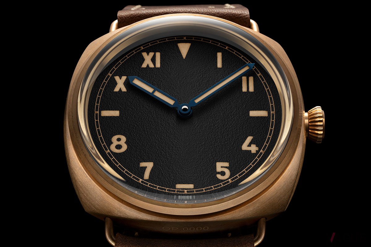ブロンズ製ケースによる「PAM01729」。ケース径は47mm。