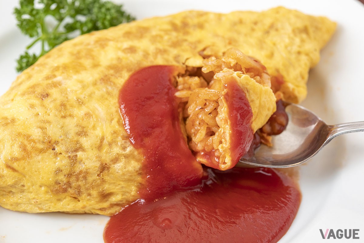スプーンで真ん中からすくうと、美味しそうなチキンライスが
