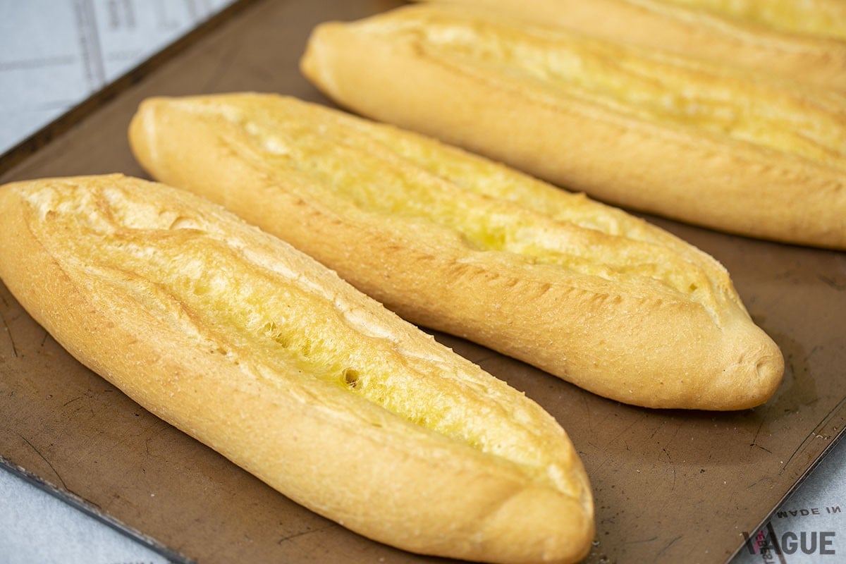 オリーブオイルと塩のパン300円。シンプルだけれど美味しさの塊!