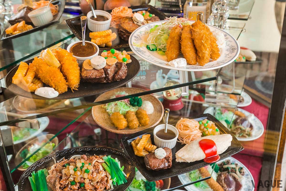 店頭にある食品サンプル。ステーキとフライのセット、ステーキとオムライスのセットなどもある