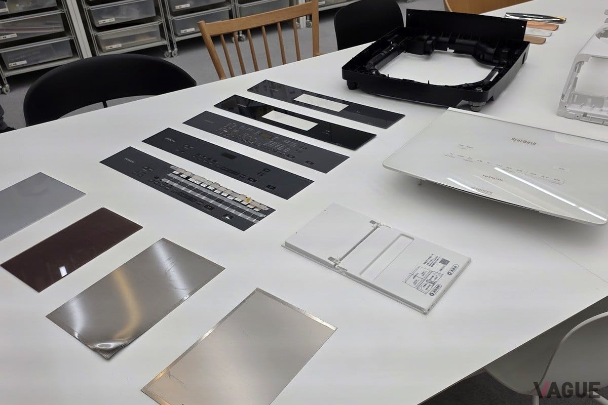 さまざまなパーツのカラーやテクスチャーを、いろいろな照明の下でどう見えるかまでチェック。このこだわりこそが、30万円オーバーでも納得できる上質なデザインが産み出される。生活空間の一部となる家電だからこそ、デザインは性能と同じくらい重要