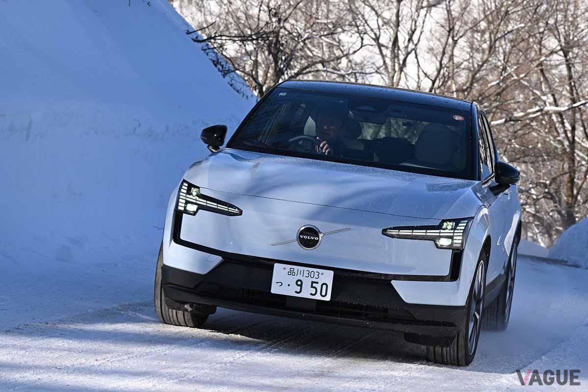 雪道を走行するボルボ「EX30ウルトラ ツインモーター パフォーマンス」