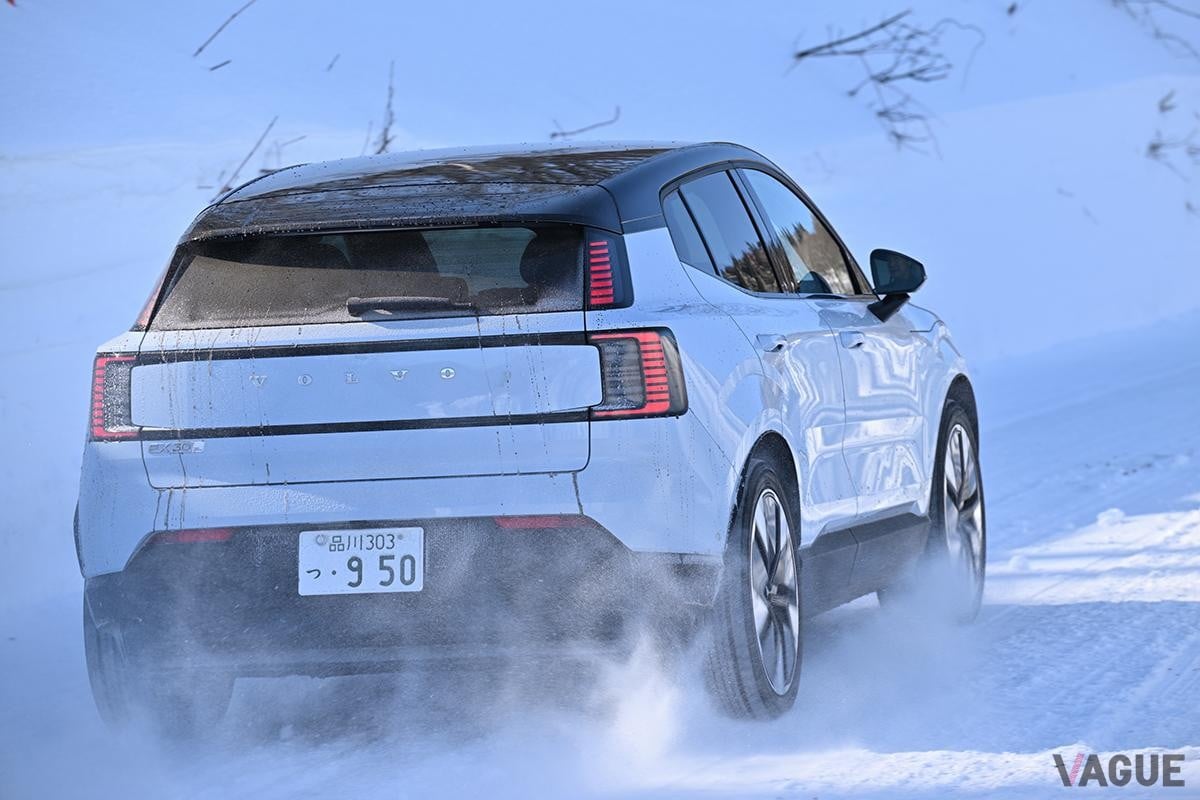 雪道を走行するボルボ「EX30ウルトラ ツインモーター パフォーマンス」