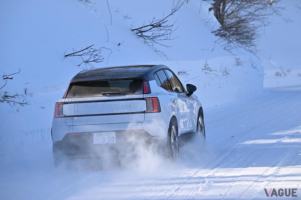 雪道を走行するボルボ「EX30ウルトラ ツインモーター パフォーマンス」