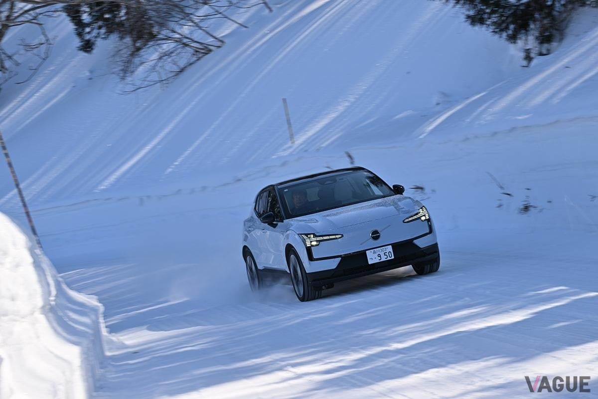 雪道を走行するボルボ「EX30ウルトラ ツインモーター パフォーマンス」
