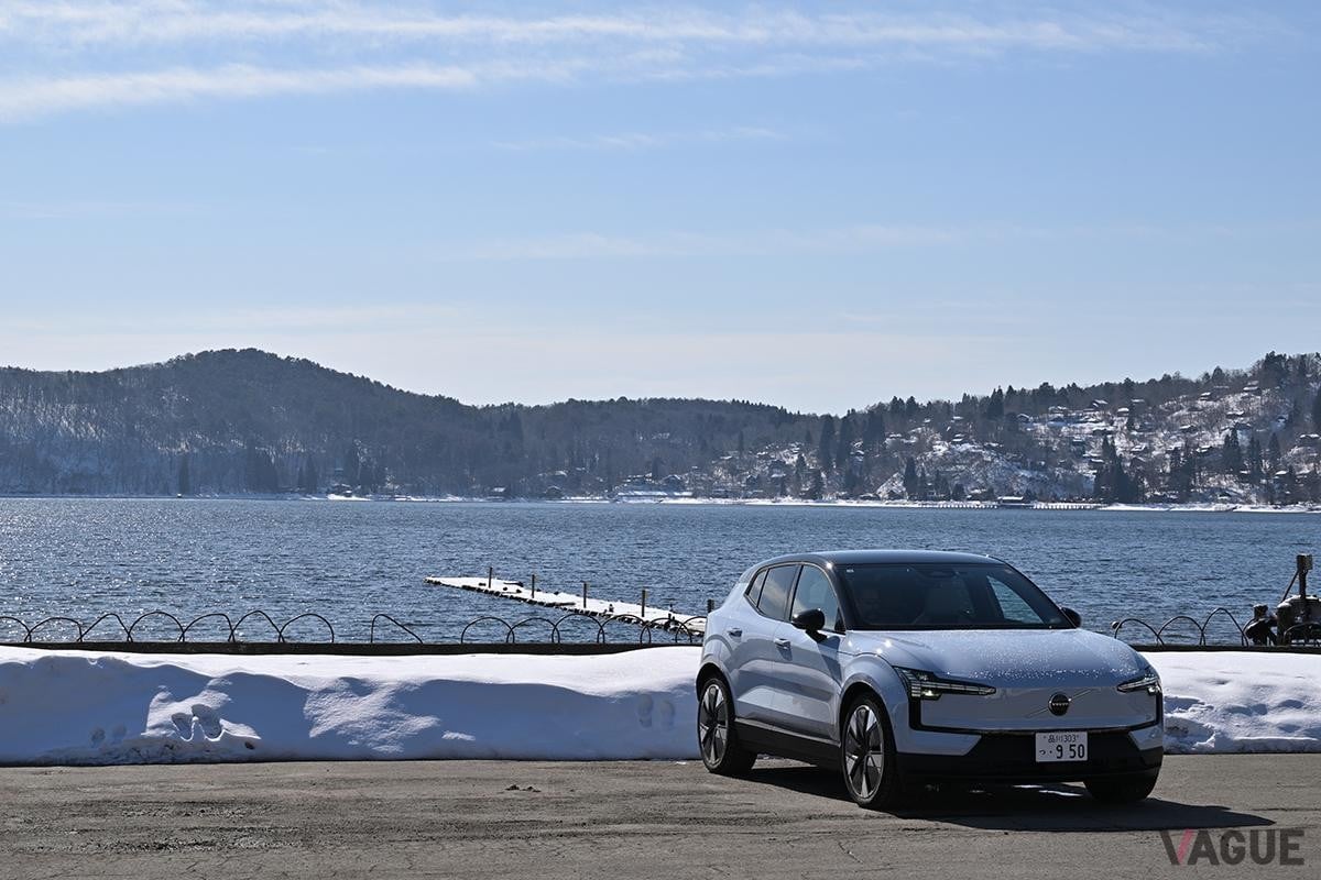 雪道を走行するボルボ「EX30ウルトラ ツインモーター パフォーマンス」