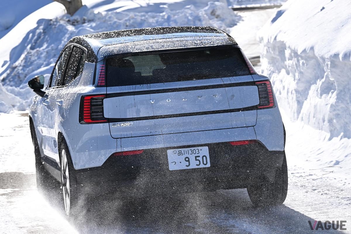 雪道を走行するボルボ「EX30ウルトラ ツインモーター パフォーマンス」