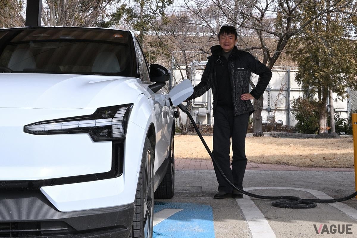 充電をおこなう筆者の岡本幸一郎氏