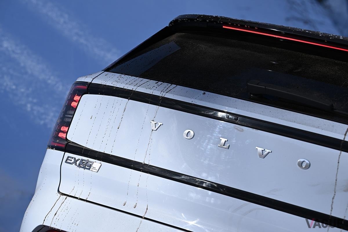 雪道を走行するボルボ「EX30ウルトラ ツインモーター パフォーマンス」