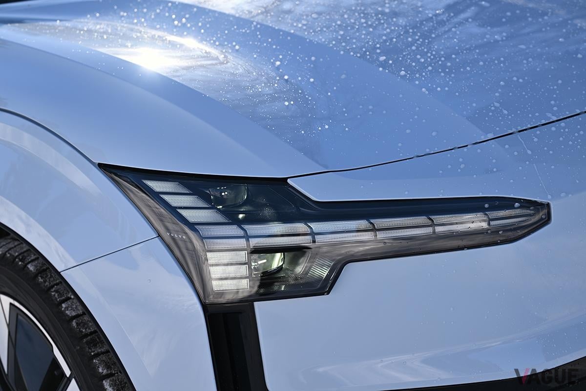 雪道を走行するボルボ「EX30ウルトラ ツインモーター パフォーマンス」