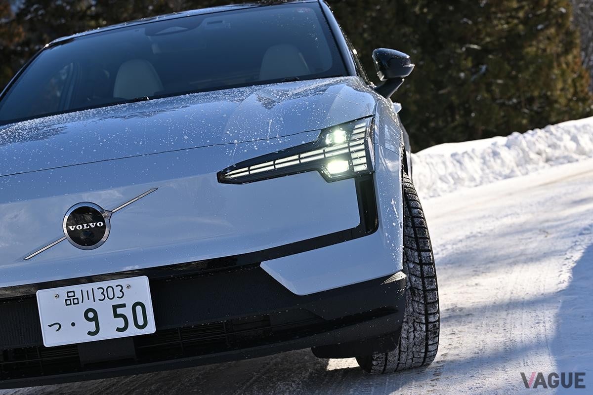雪道を走行するボルボ「EX30ウルトラ ツインモーター パフォーマンス」