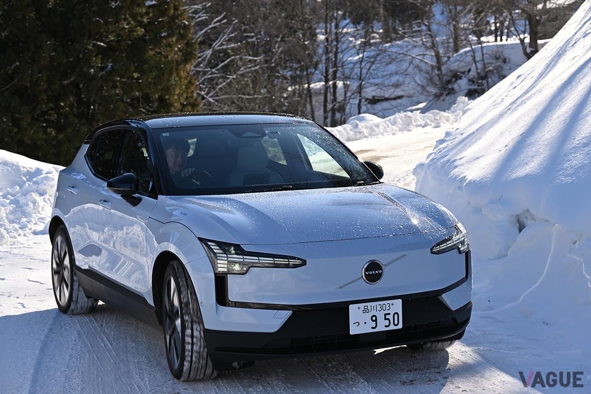 雪道を走行するボルボ「EX30ウルトラ ツインモーター パフォーマンス」