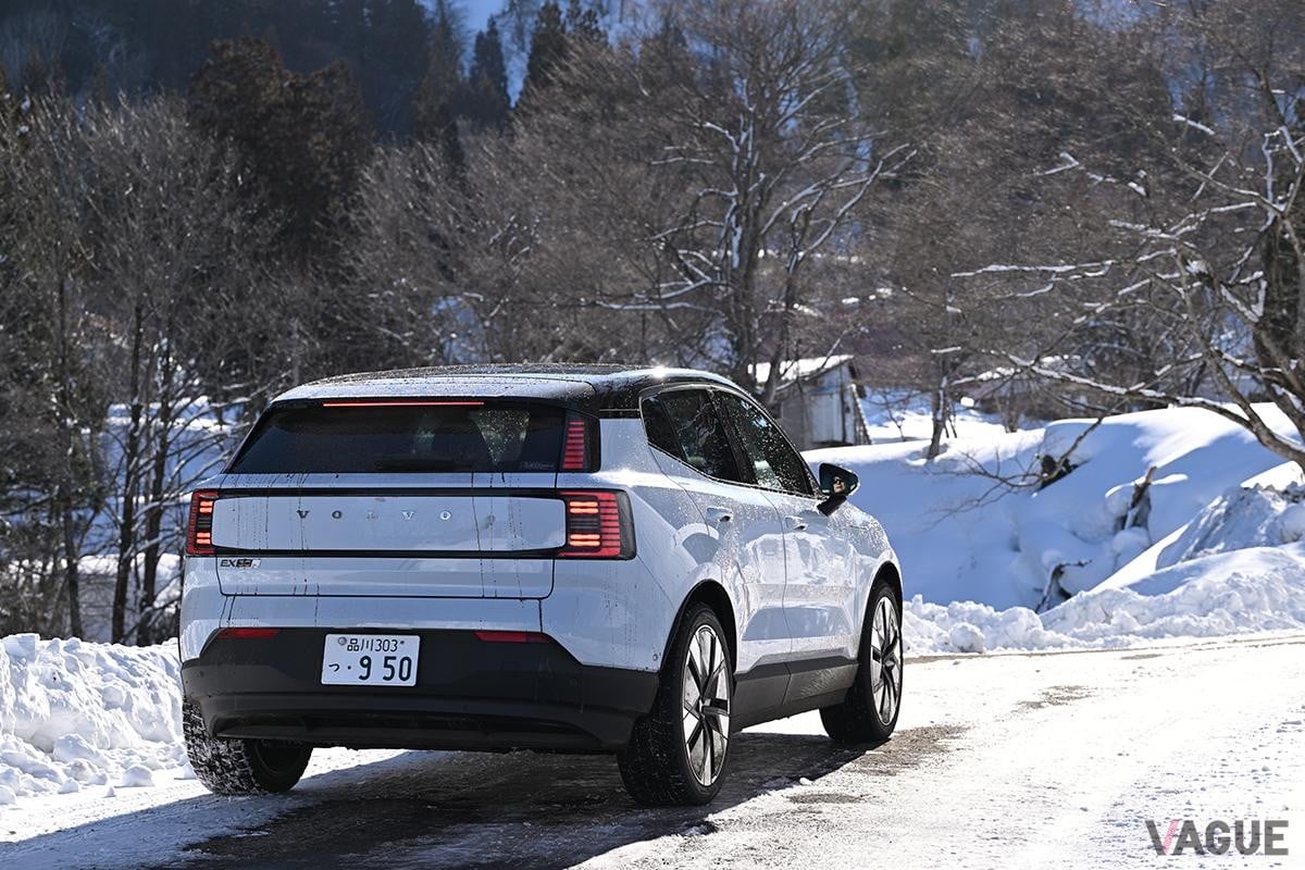 雪道を走行するボルボ「EX30ウルトラ ツインモーター パフォーマンス」