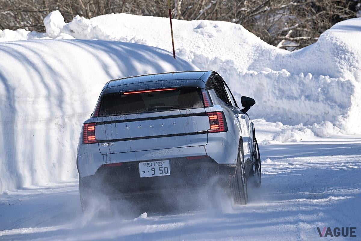 雪道を走行するボルボ「EX30ウルトラ ツインモーター パフォーマンス」