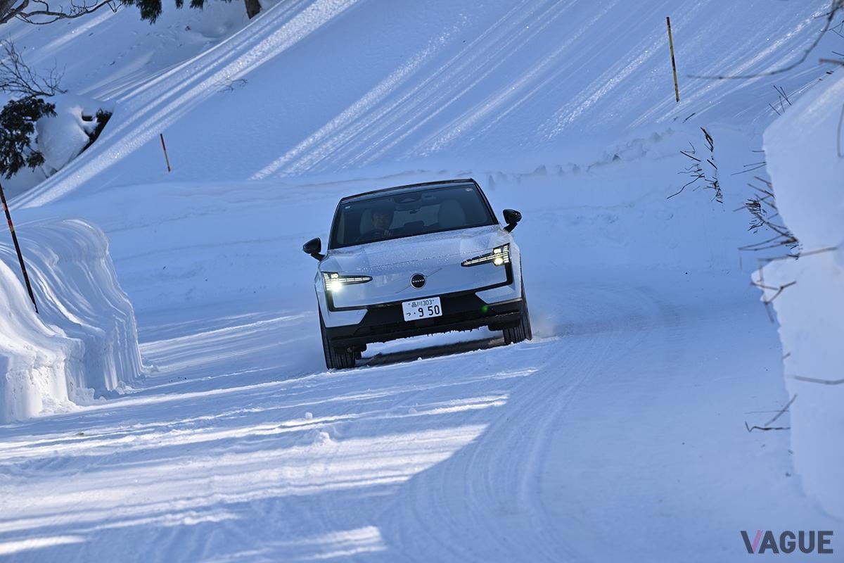 雪道を走行するボルボ「EX30ウルトラ ツインモーター パフォーマンス」