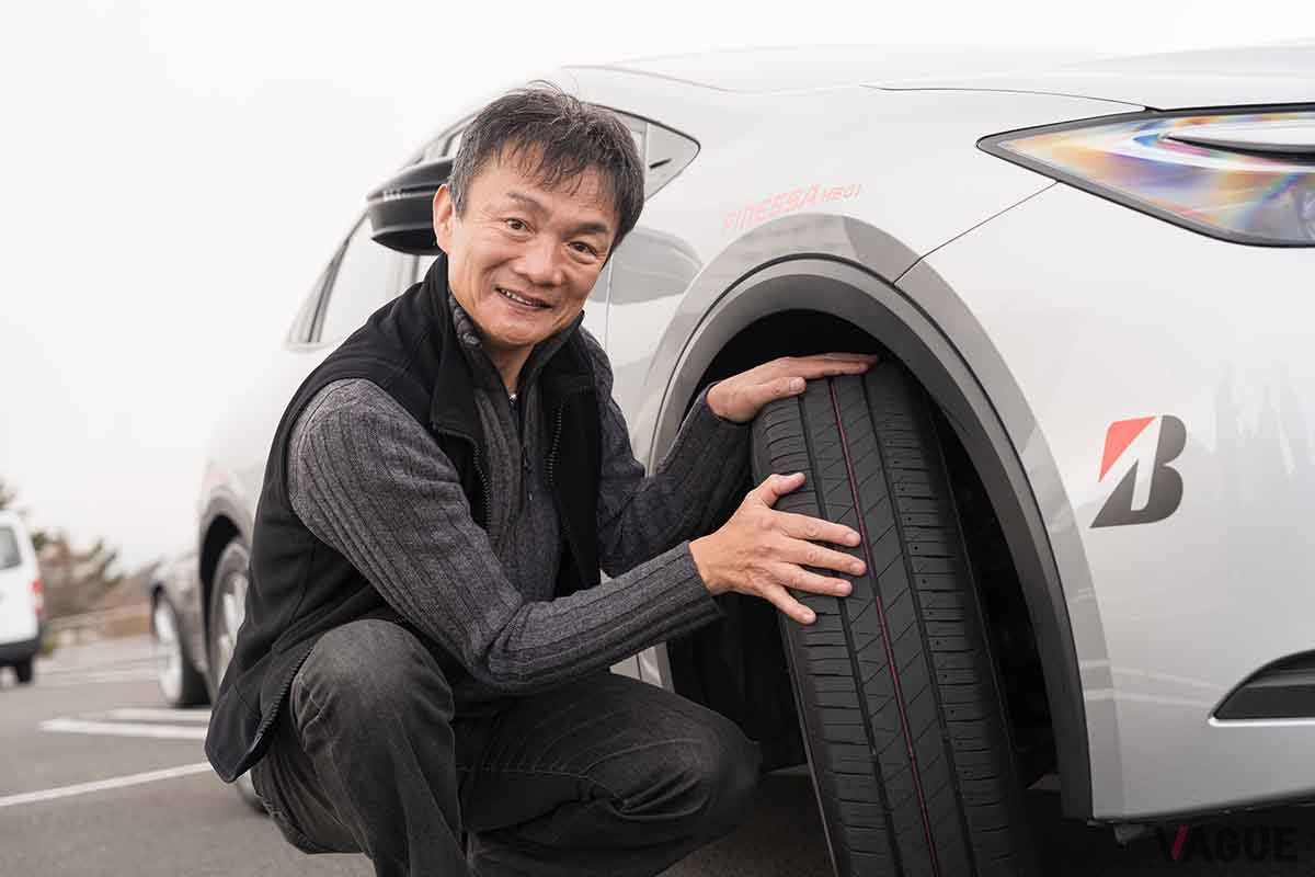 ブリヂストンの新タイヤ「フィネッサHB01」と筆者の岡本幸一郎氏
