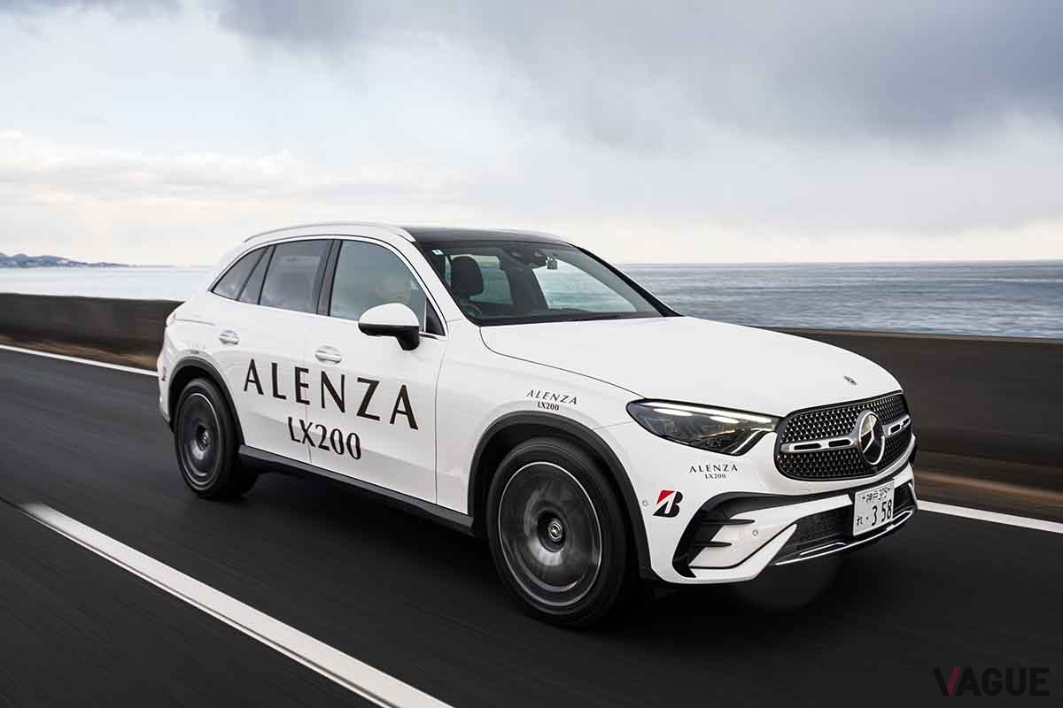 ブリヂストンのSUV用新タイヤ「アレンザLX200」を装着したメルセデス・ベンツGLCで一般道を走行