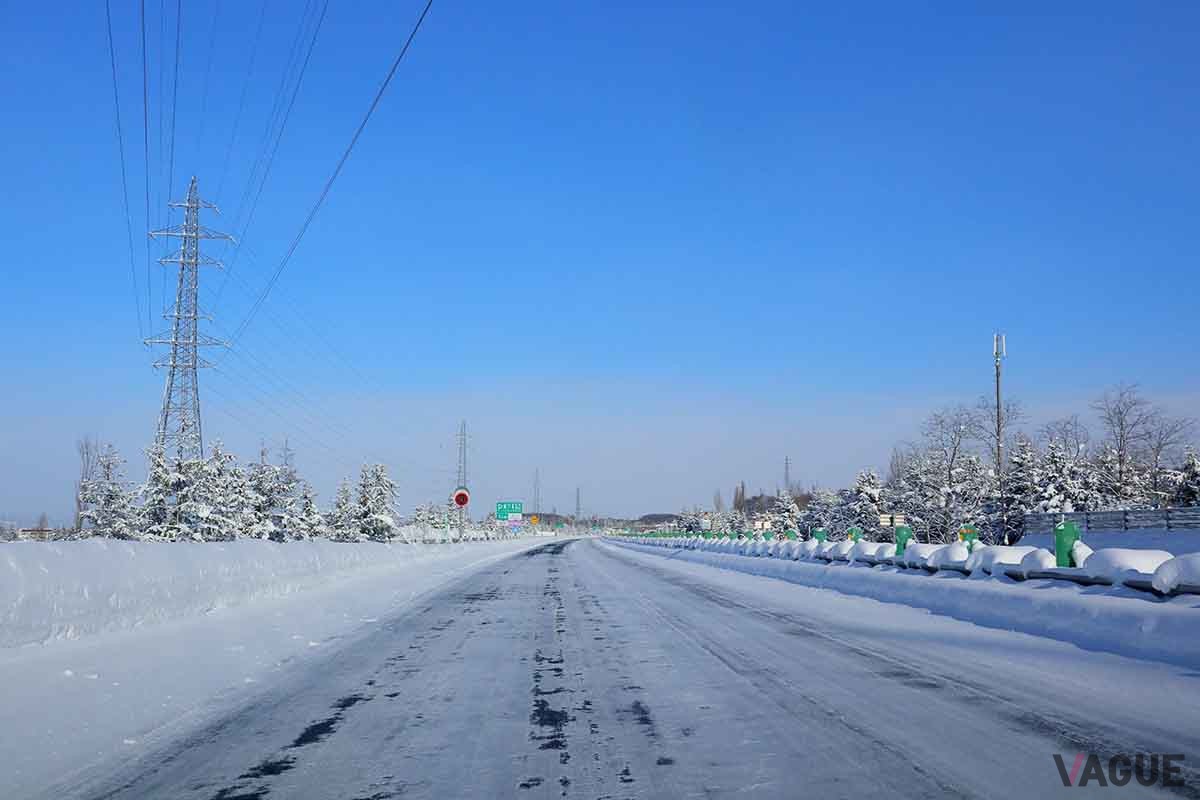 冬の高速道路。アイスバーンになっている