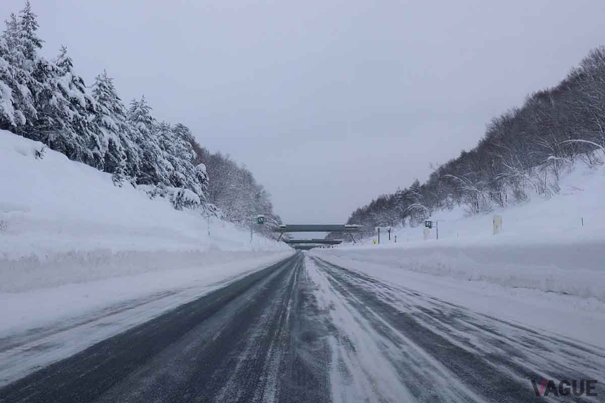 冬の高速道路。アイスバーンになっている