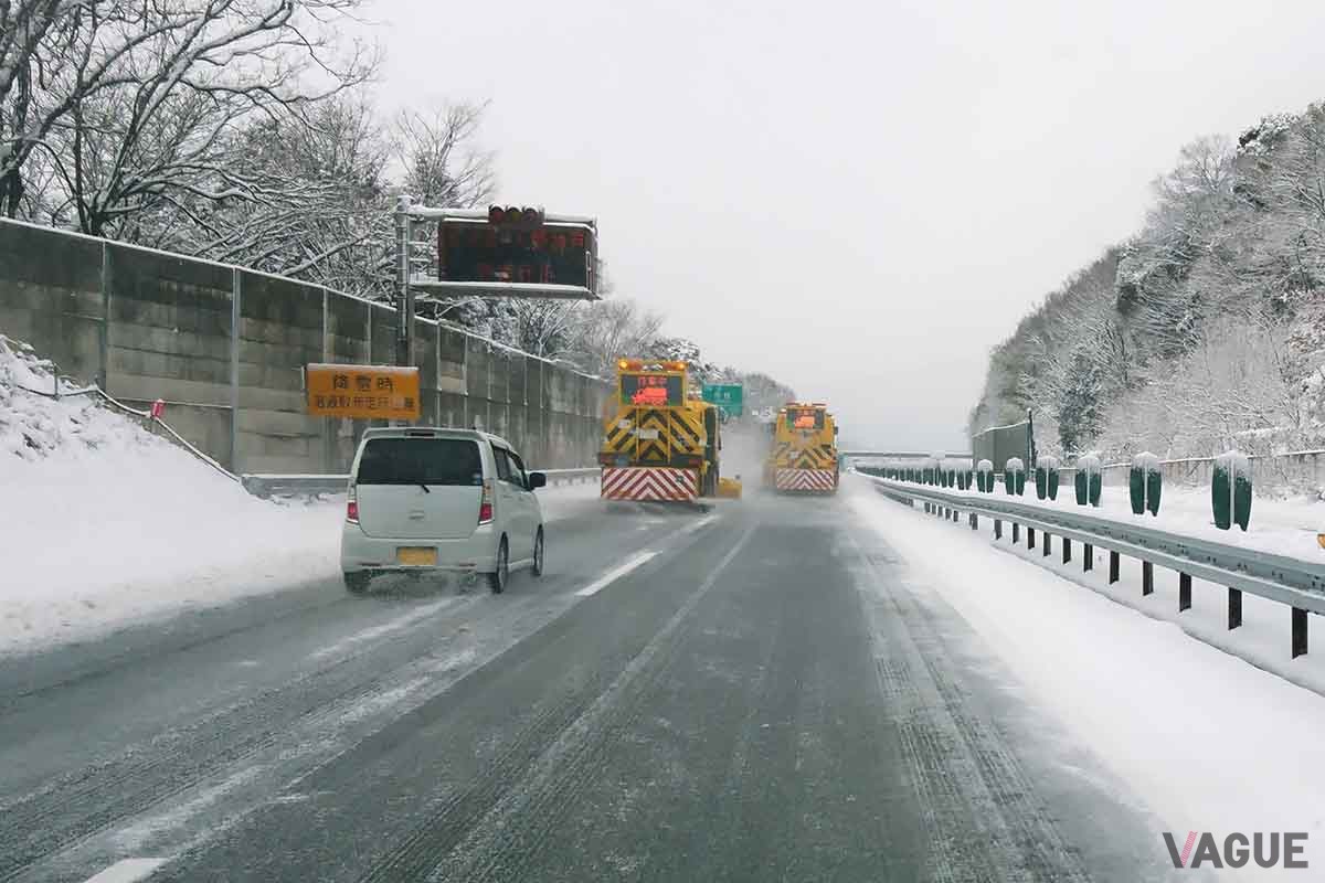 冬の高速道路。除雪車が入っている