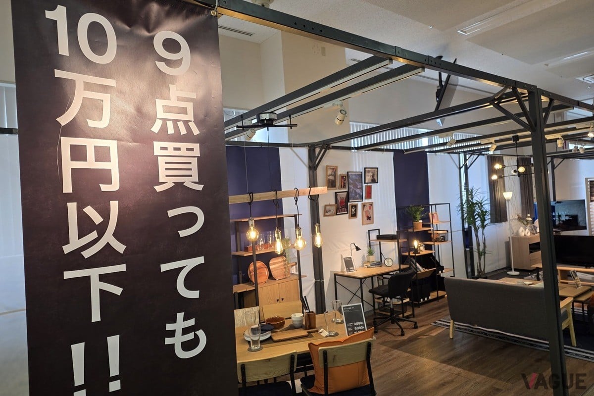 家具と家電をトータルコーディネートしても「9点で10万円以下」。この驚異的な価格設定を支えているのは、海外工場の利益を国内価格へ還元する独自の還流システムだ