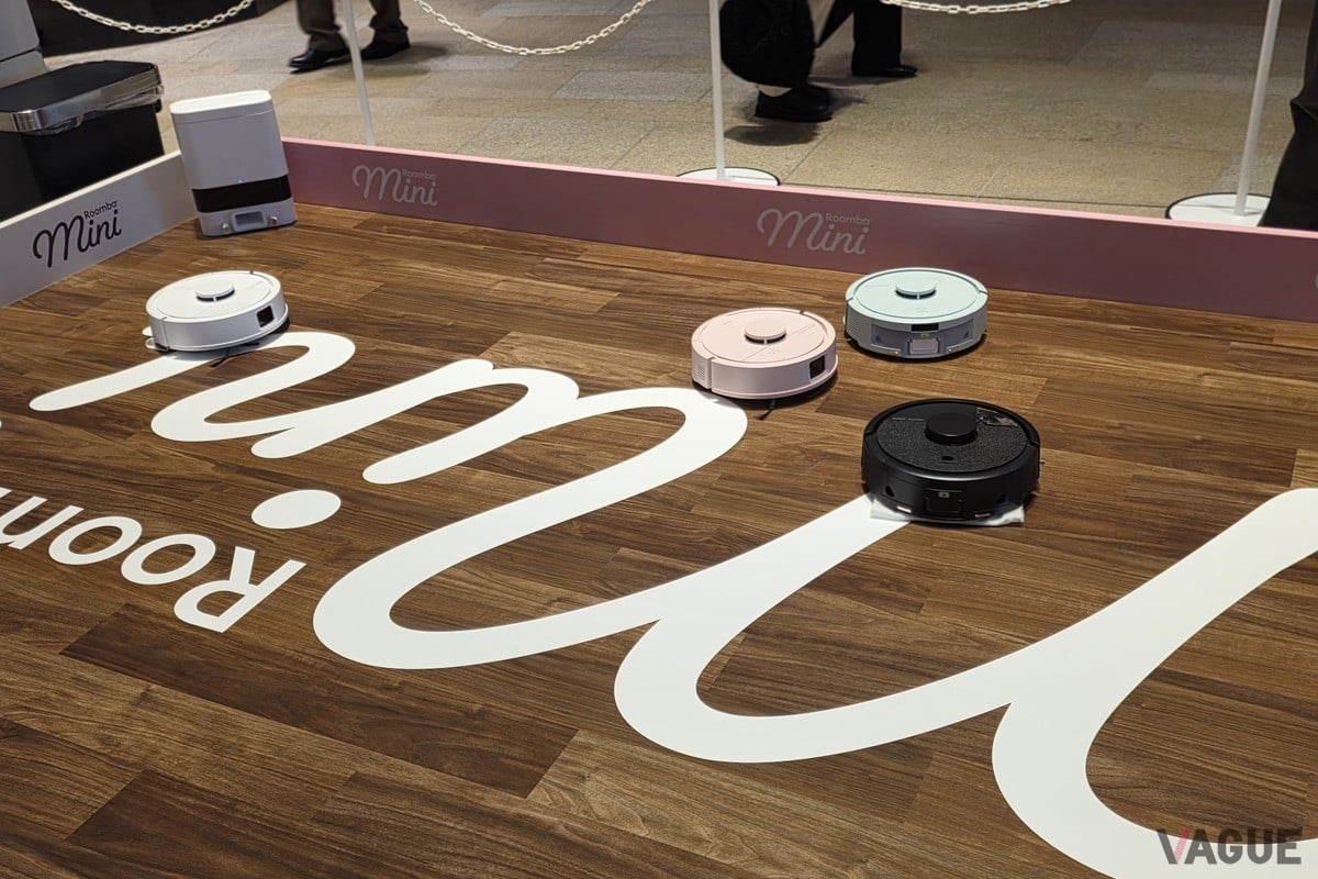 デモンストレーションスペースを走り回る「ルンバMini」。従来のルンバから体積比で約半分にまで小型化され、日本の狭小住宅や物が多い部屋でもスムーズに動けるコンパクトなサイズ感が際立つ。市販の床拭きシートでの拭き掃除も可能