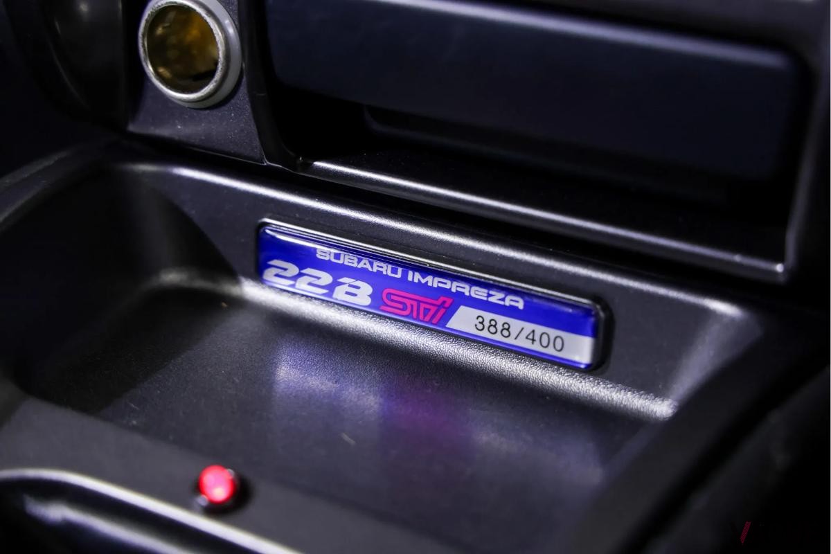 オークションで落札された1998年式スバル「インプレッサ 22B STi」
