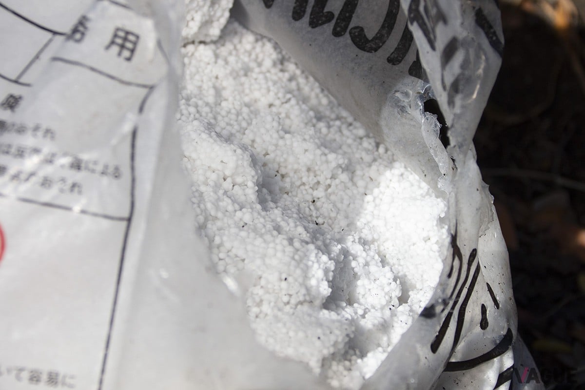 冬の路面に撒かれる融雪剤は凍結を防ぐ一方で、故障や事故、高額な修理費を招く天敵に