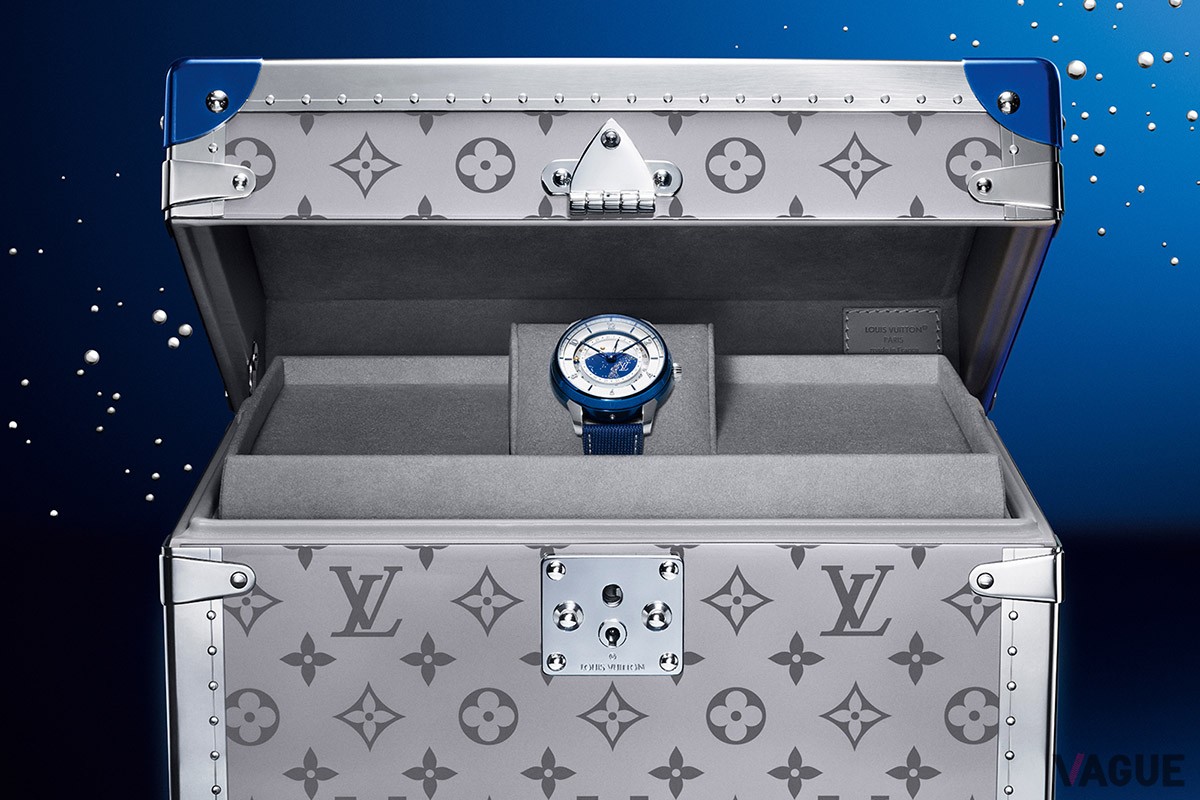 こちらはウォッチのためのチタニウム製専用トランク。手作業でポリッシュ仕上げを施したブルーチタンのコーナー金具がアクセント