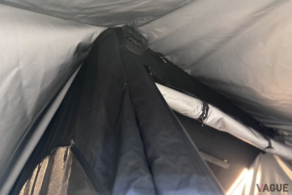 ジャパンキャンピングカーショー2026に展示された「ジムニーノマド＋ポップアップルーフ」