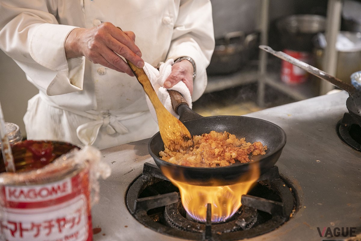 オムライスの中のチキンライスは強火で一気に仕上げていく