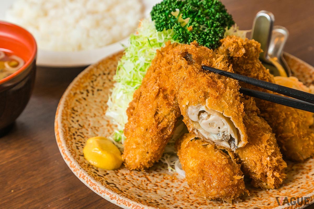 カリッと上がった衣の中はふわっとしたカキ。まさに冬のご馳走、といった贅沢な美味しさ
