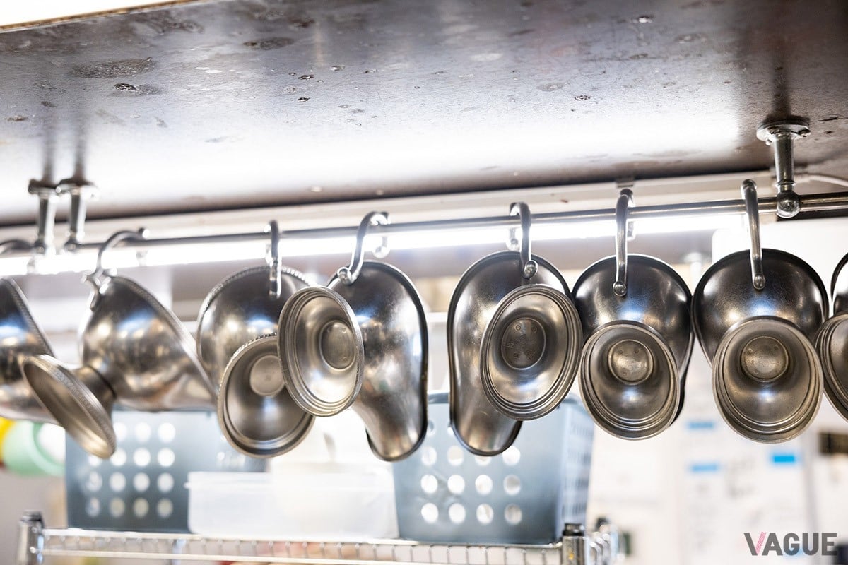 厨房には吊り下げられたソースボートの列が