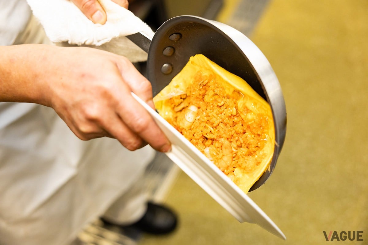 玉子の中にチキンライスを入れ、そのまま返して紡錘形の美しい形に