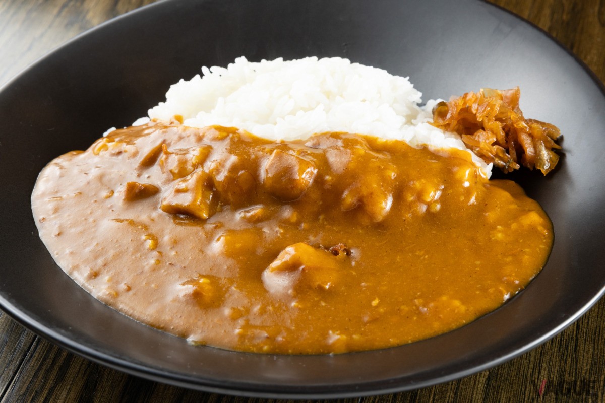 ハイカラビーフカレー1350円。大盛りの場合＋250円、ミニサラダも＋250円