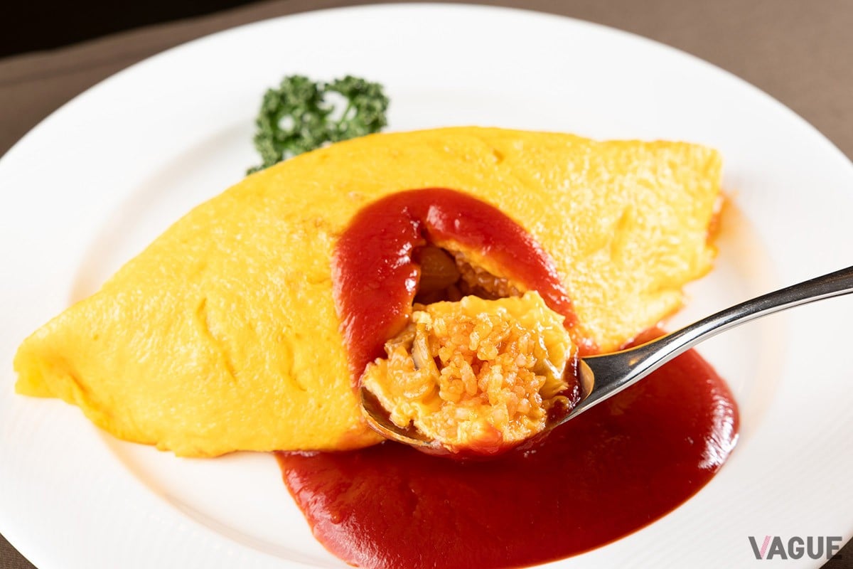 玉子とケチャップの中をスプーンですくうとチキンライスが。軽やかだが旨みはしっかり