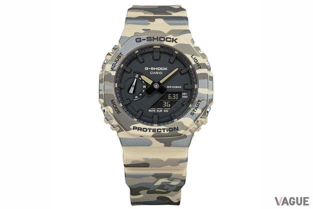 ベージュのカラバリ「GA-2100CM-5A」。カモフラ柄はメタリックプリントとなっており上質感もポイント。